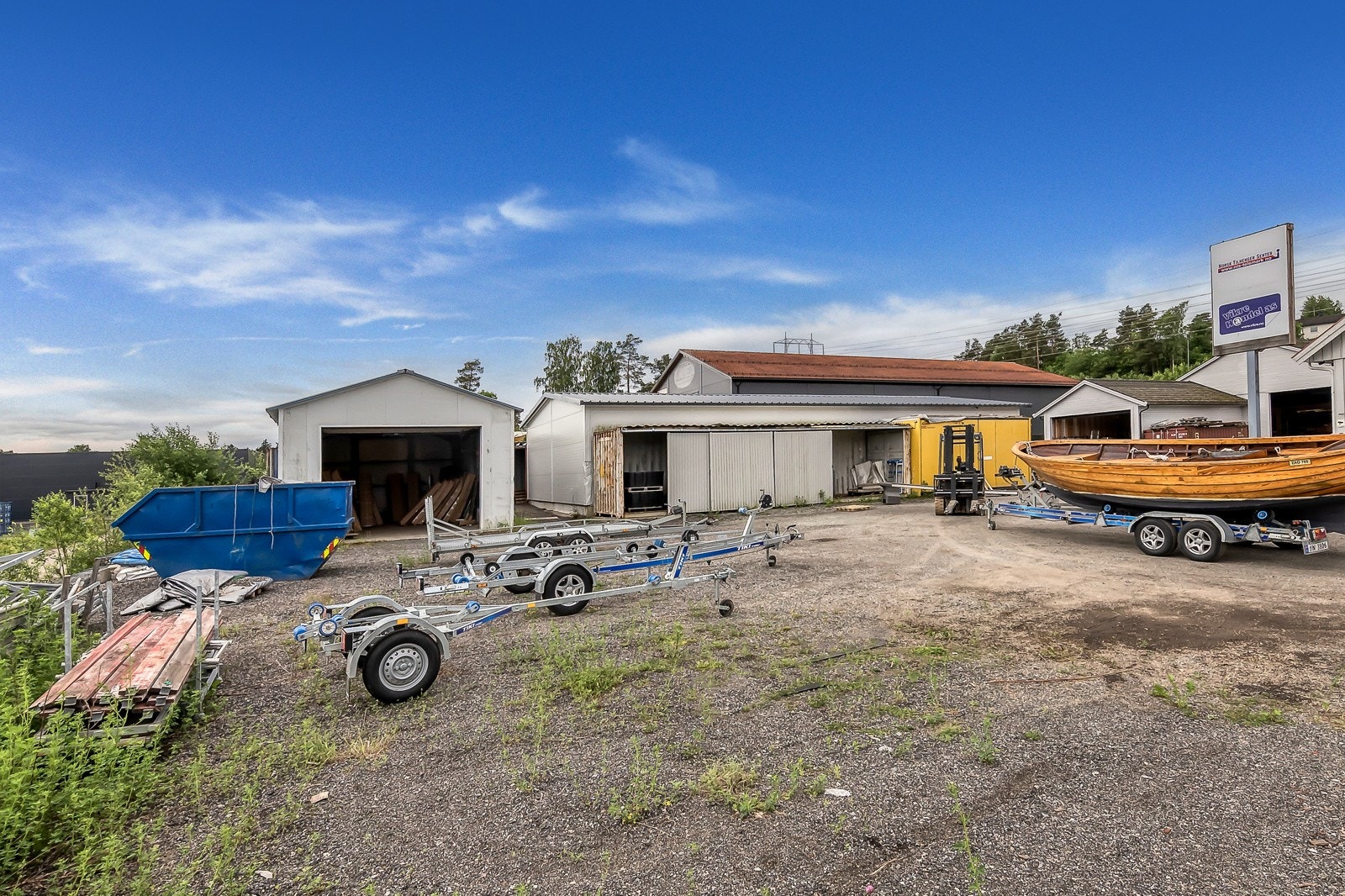 Bygg midt i bilde er lagerbygg 2, bygg til venstre i bilde er garasje med kjøreport mot nord Galleribilde