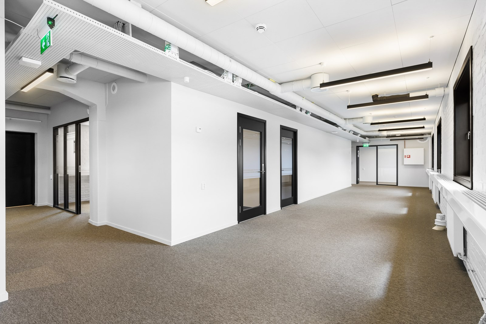 Åpent kontorlandskap i de ledige arealene. Mulig å leie fra BTA 240 - 597 m².