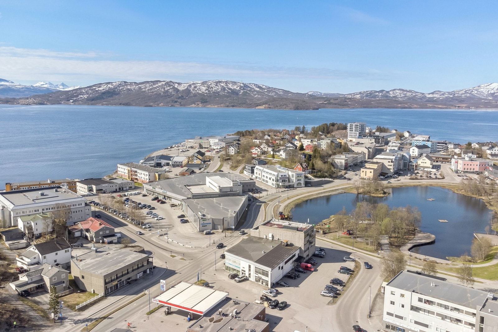 Eiendommen er sentralt på Finnsnes. Galleribilde