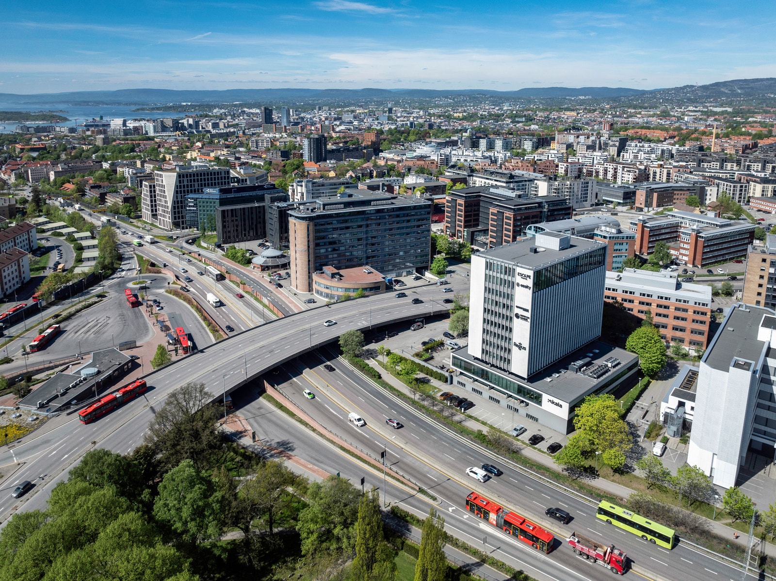 Byggets plassering med umiddelbar nærhet til t-bane, buss, Grenseveien og E6 Galleribilde