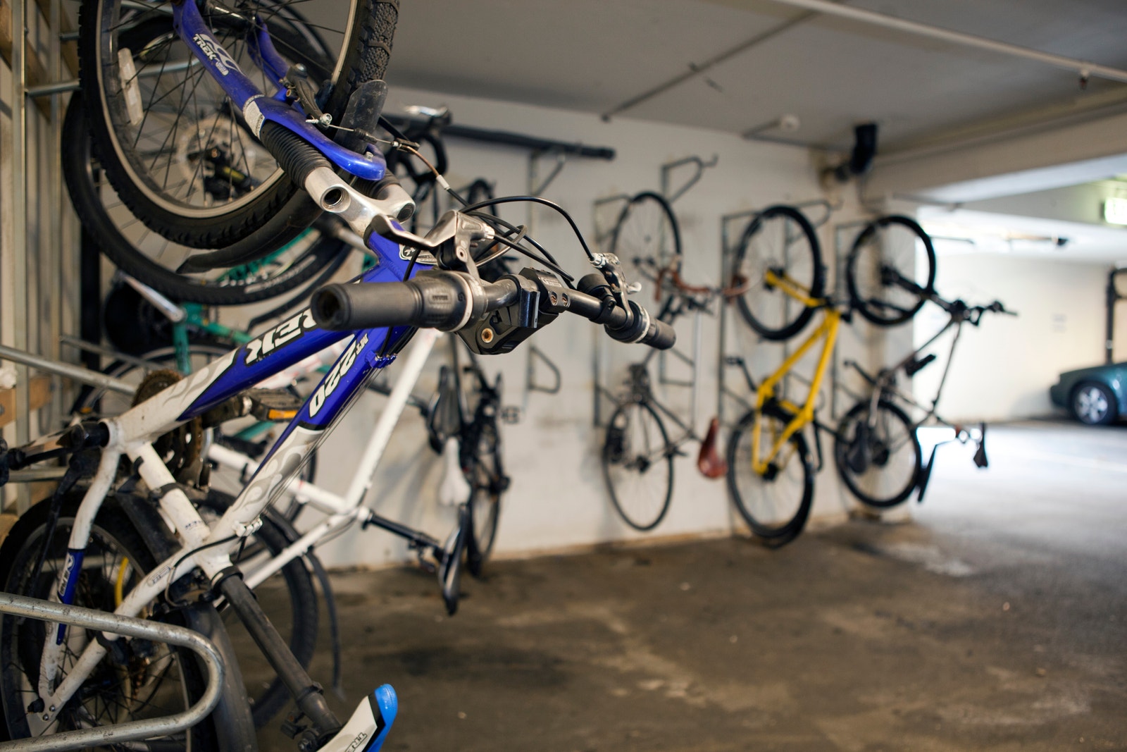 Innendørs og utendørs sykkelparkering. Eget sykkelpunkt med verktøy etc. for småreperasjoner Galleribilde