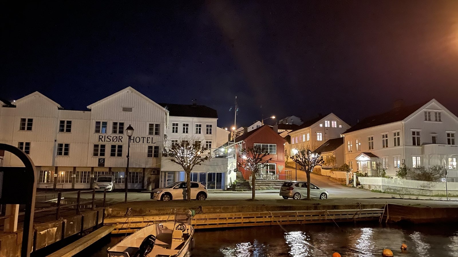 Hotellet har idag 32 rom, egen kurs og konferanseavdeling, restaurant med hyggelige uteområder og eget utested. Galleribilde