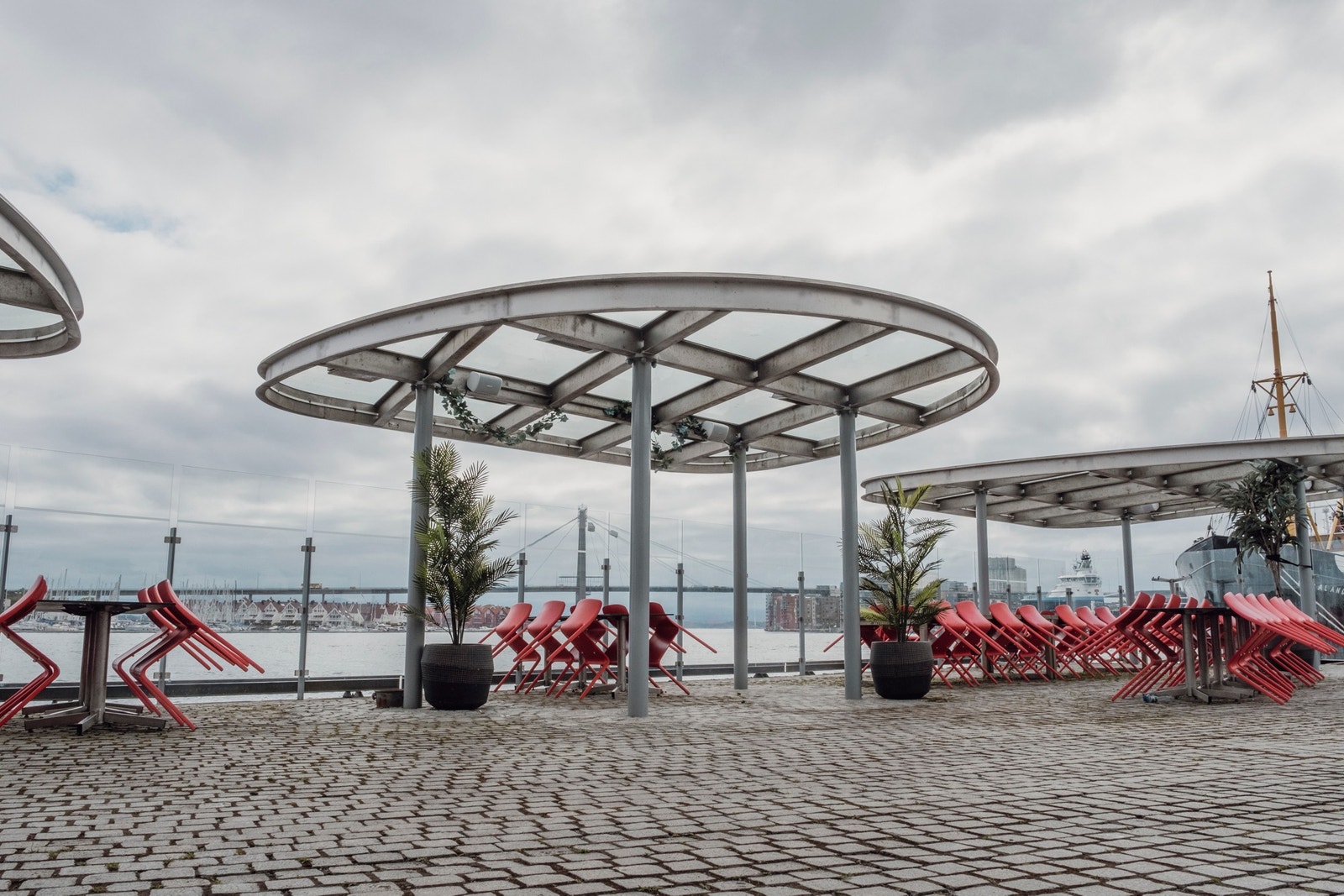 Område for uteservering med glassvegger og -tak. Galleribilde