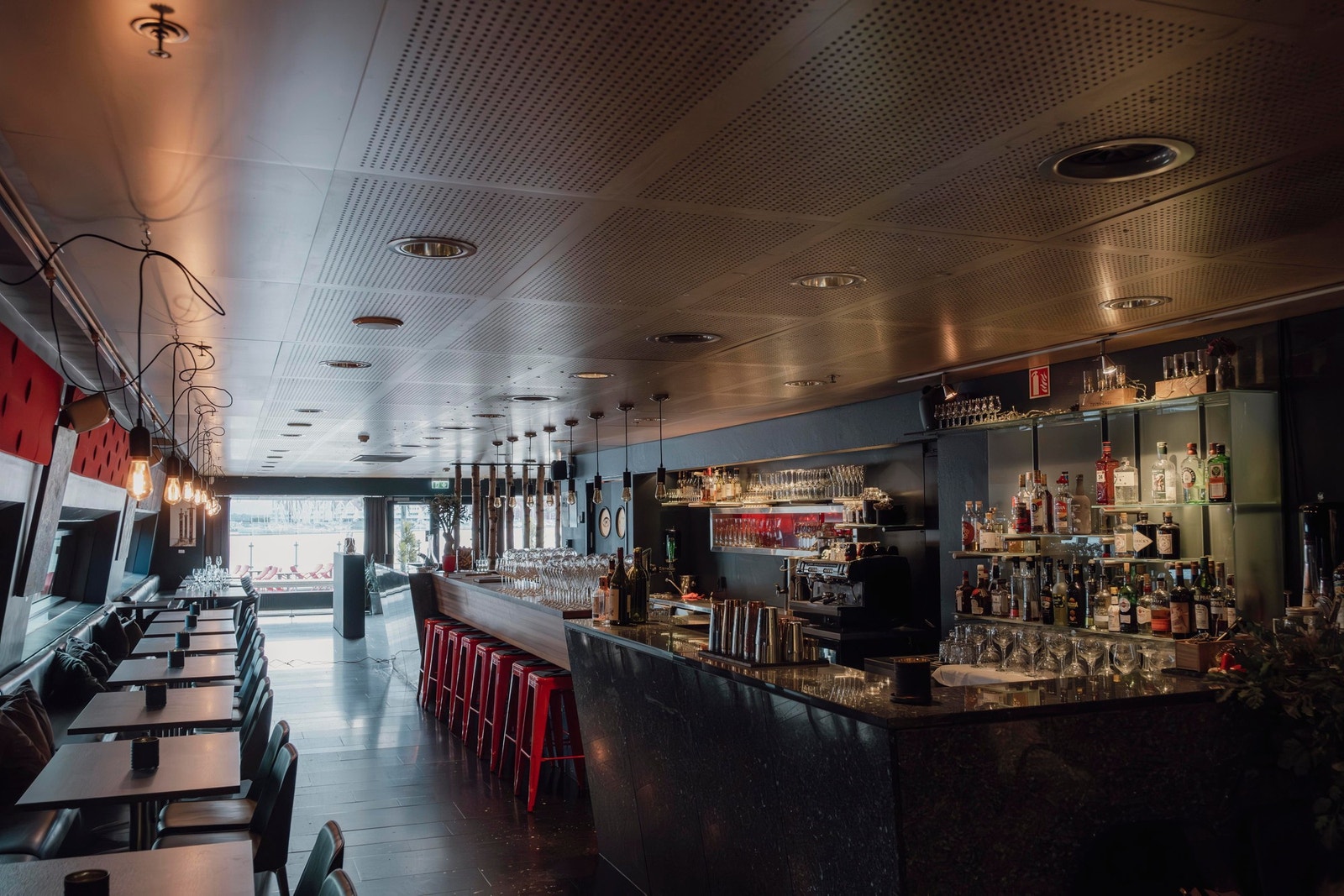 Inngangsområdet og baren i restauranten. Galleribilde