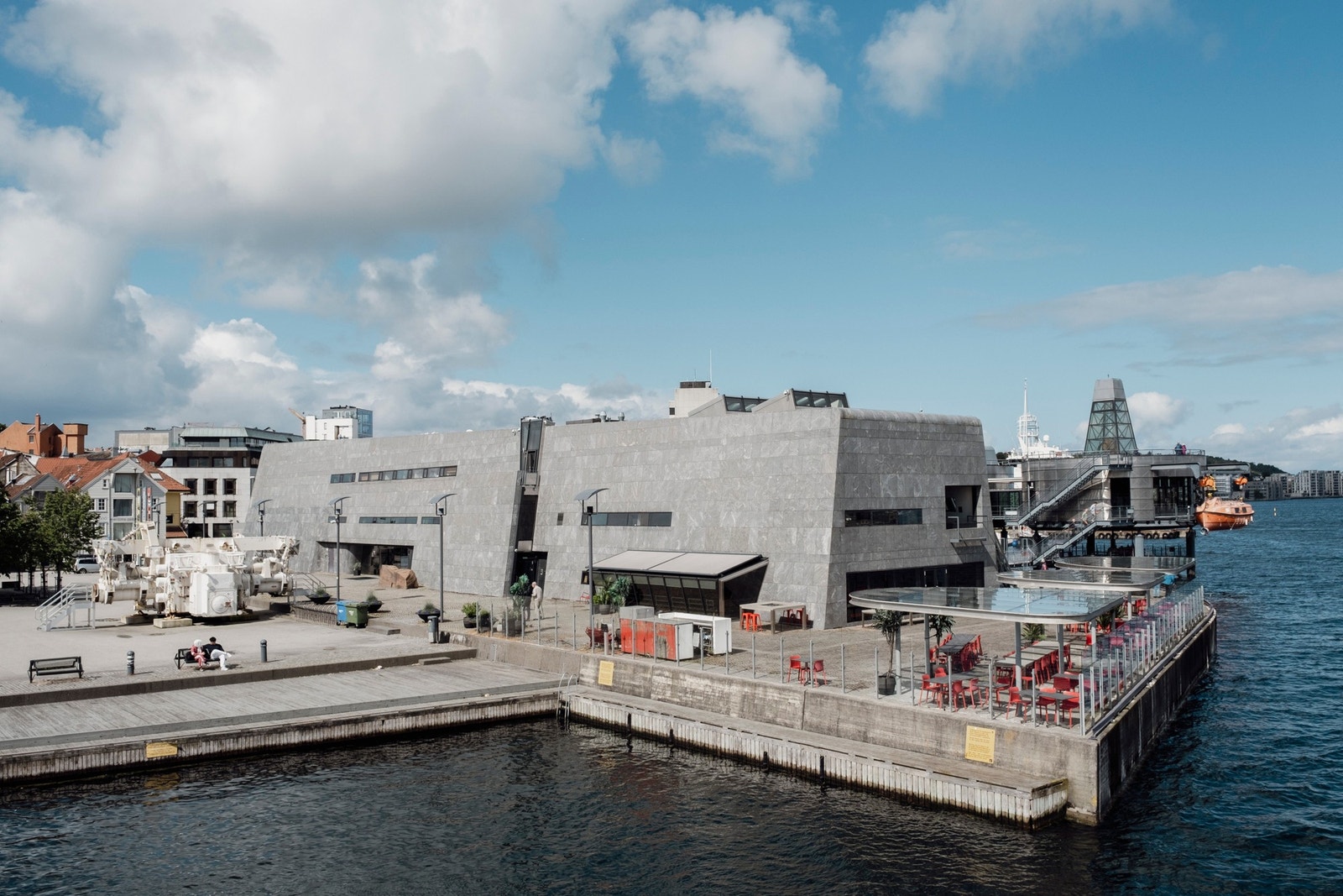 Restauranten ligger i den nordøstre delen av administrasjonsbygget med uteareal ved havnen på ca 300 m2. Galleribilde