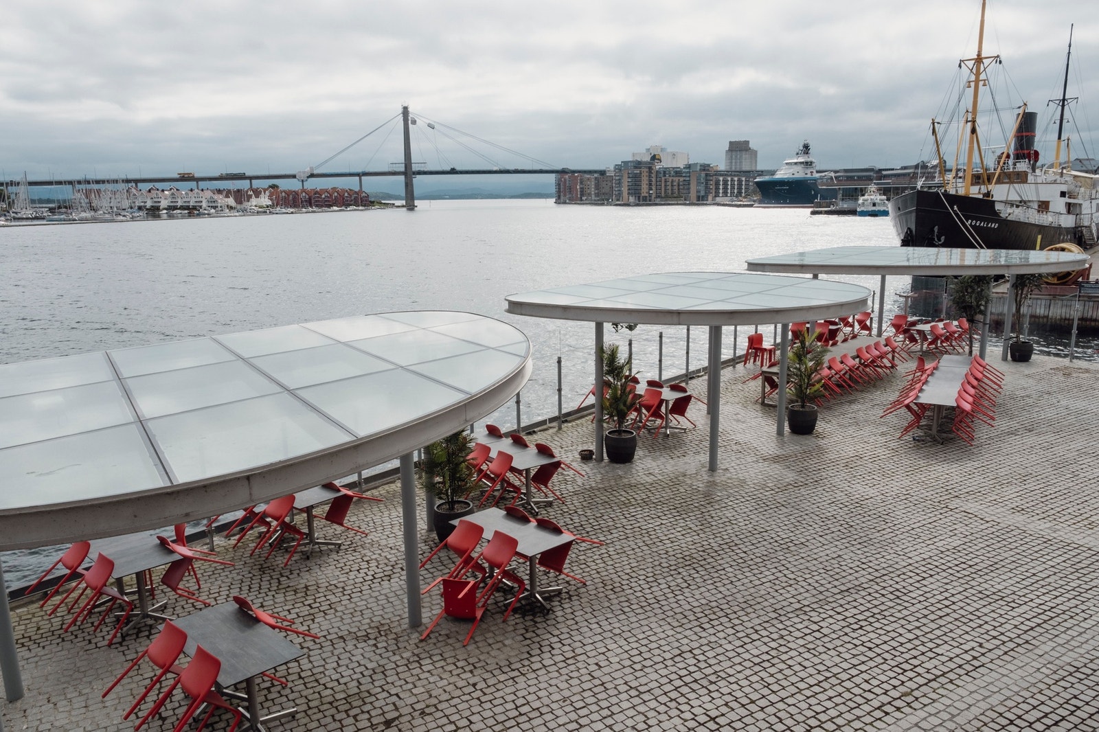 Område for uteservering med glassvegger og -tak. Galleribilde