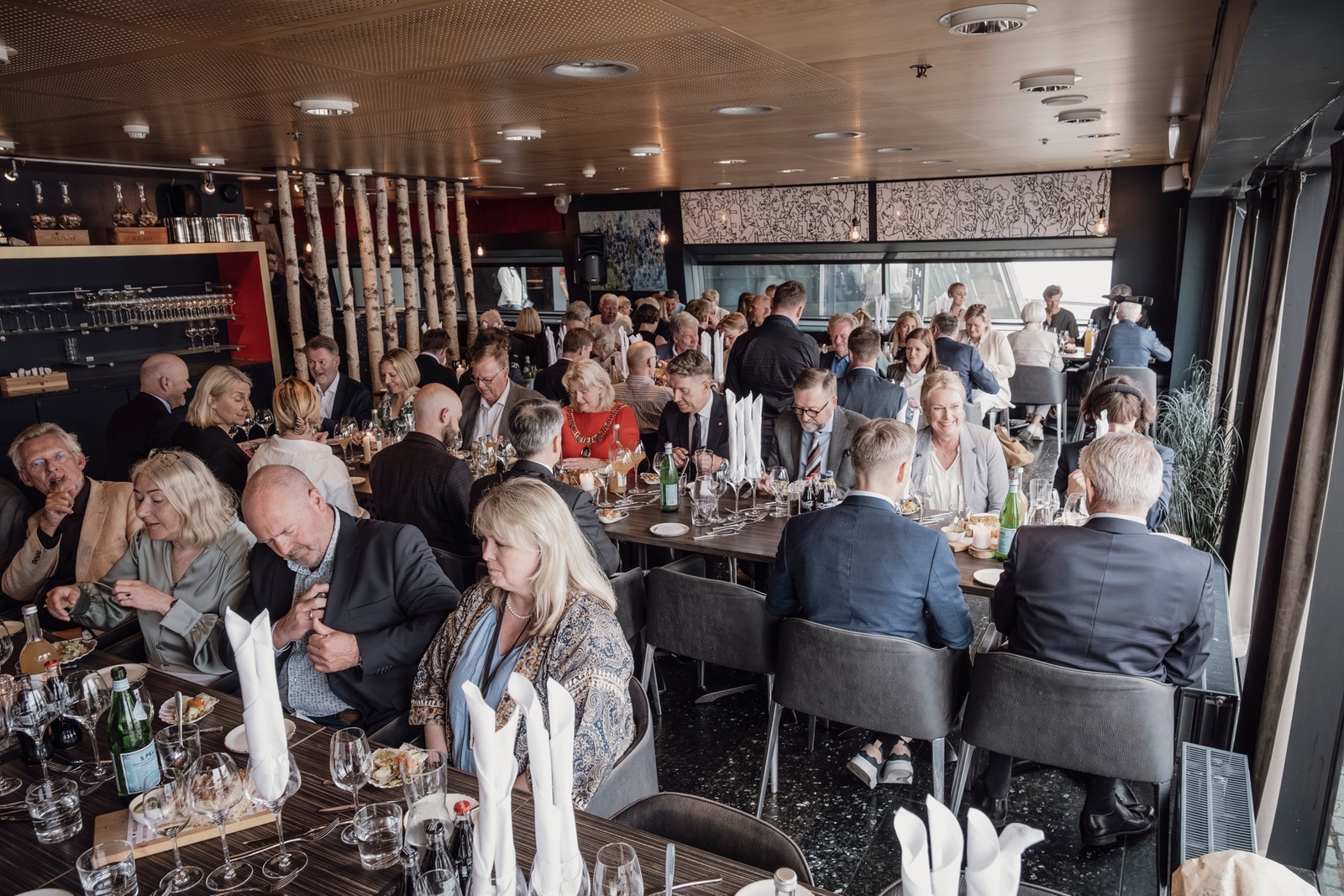 Arrangement i restauranten som har plass til oppdekking for 100 gjester. Galleribilde