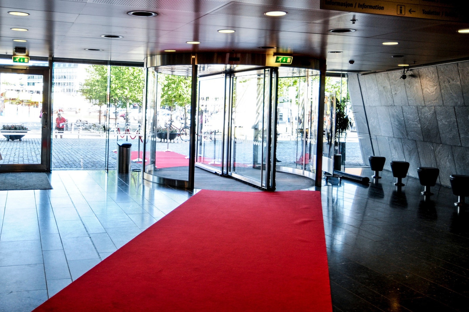 Museets hovedinngang i forbindelse med arrangement. Galleribilde