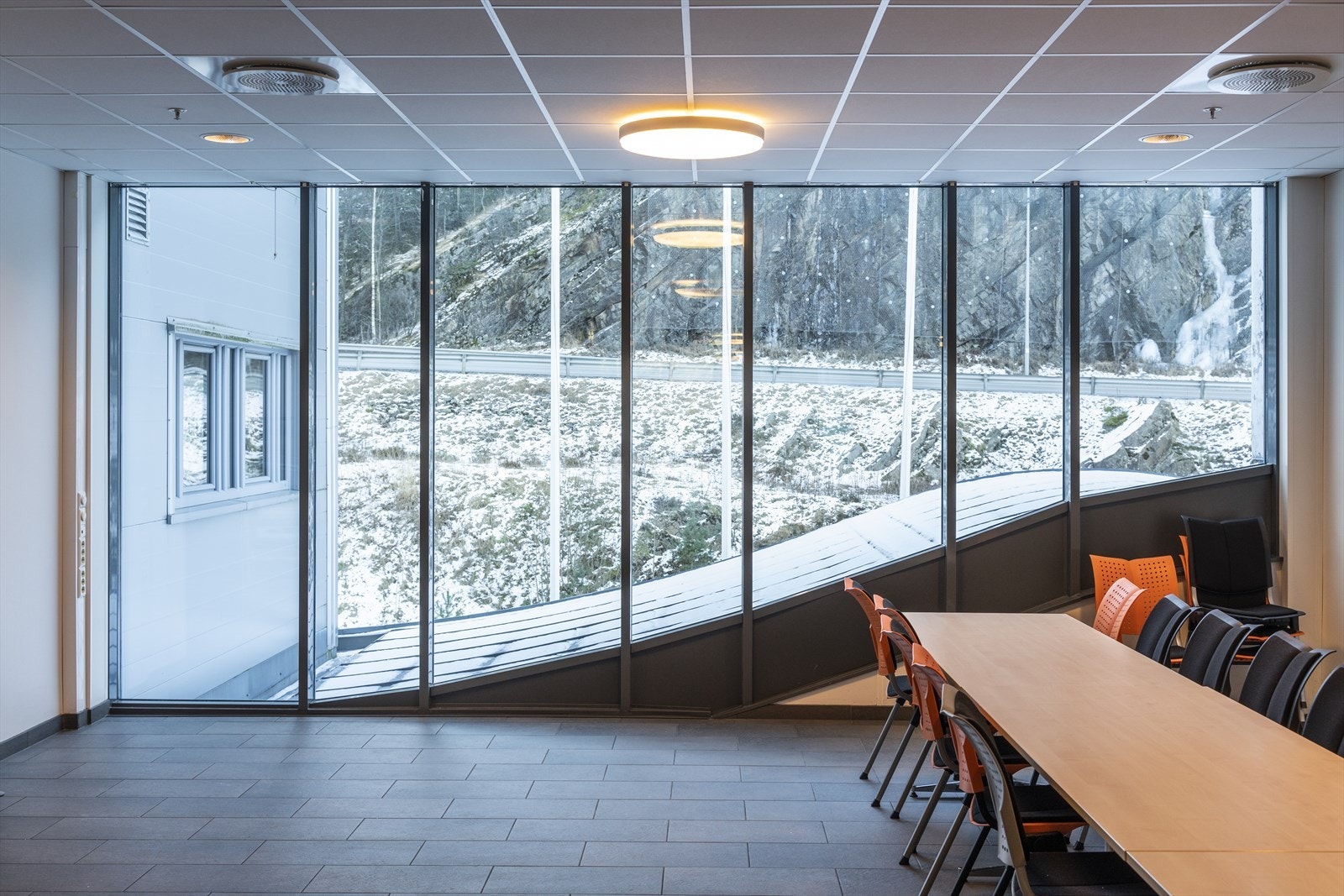 Store vindusflater med fantastisk utsikt til naturskjønne omgivelser. Perfekt for å nyte utsikten året rundt. Galleribilde
