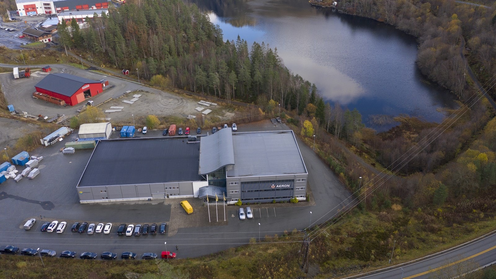 Attraktiv kombinert næringseiendom , god parkering og enkel adkomst til hovedvei. Galleribilde