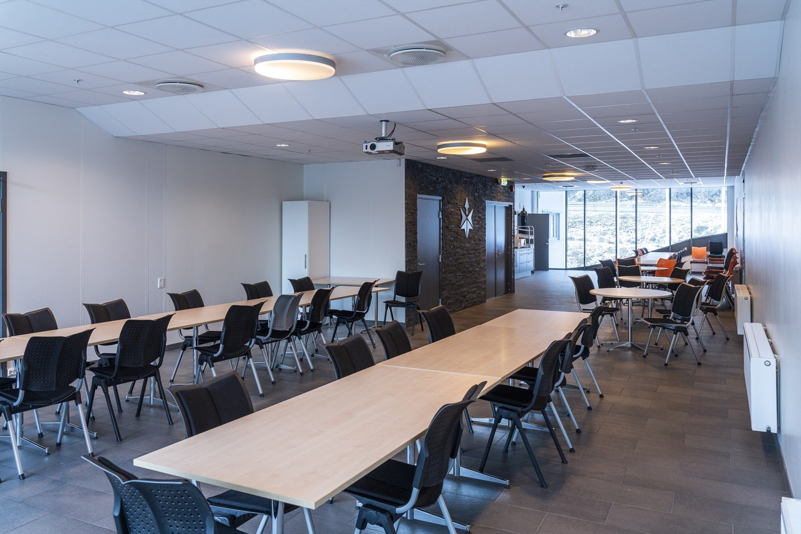 Romslig fellesområde med moderne fasiliteter og gode lysforhold, perfekt for både sosiale sammenkomster og arbeidsmiljø. Galleribilde