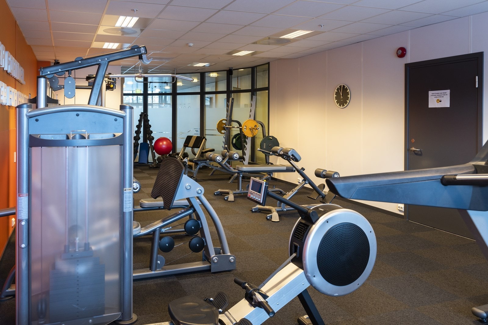 Moderne treningsrom med diverse treningsapparater, perfekt for en aktiv livsstil. Galleribilde