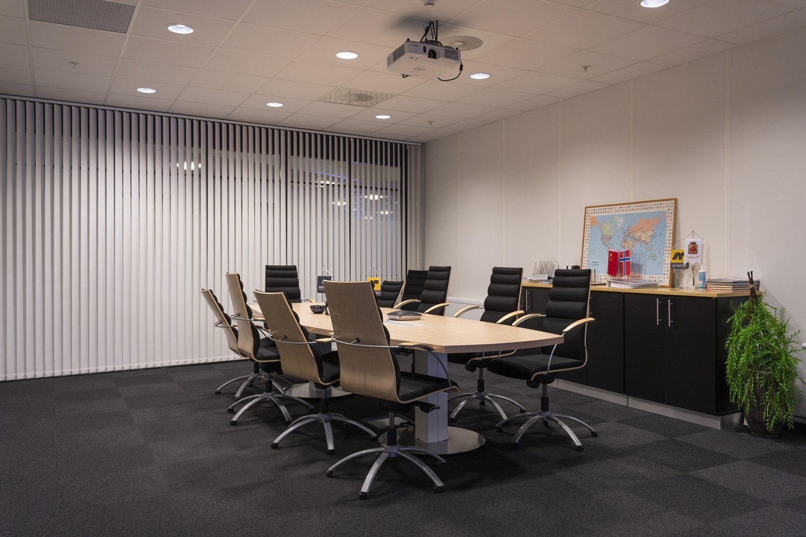 Lyst og romslig møterom perfekt for profesjonelle møter og presentasjoner, med moderne fasiliteter og god belysning. Galleribilde