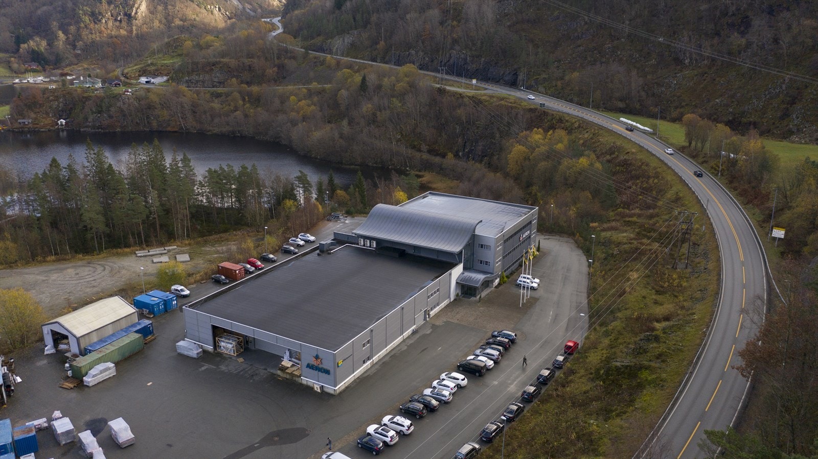 Flott beliggenhet med utsikt og god veiforbindelse. Romslig tomt med parkeringsmuligheter og moderne bygningsmasse. Galleribilde