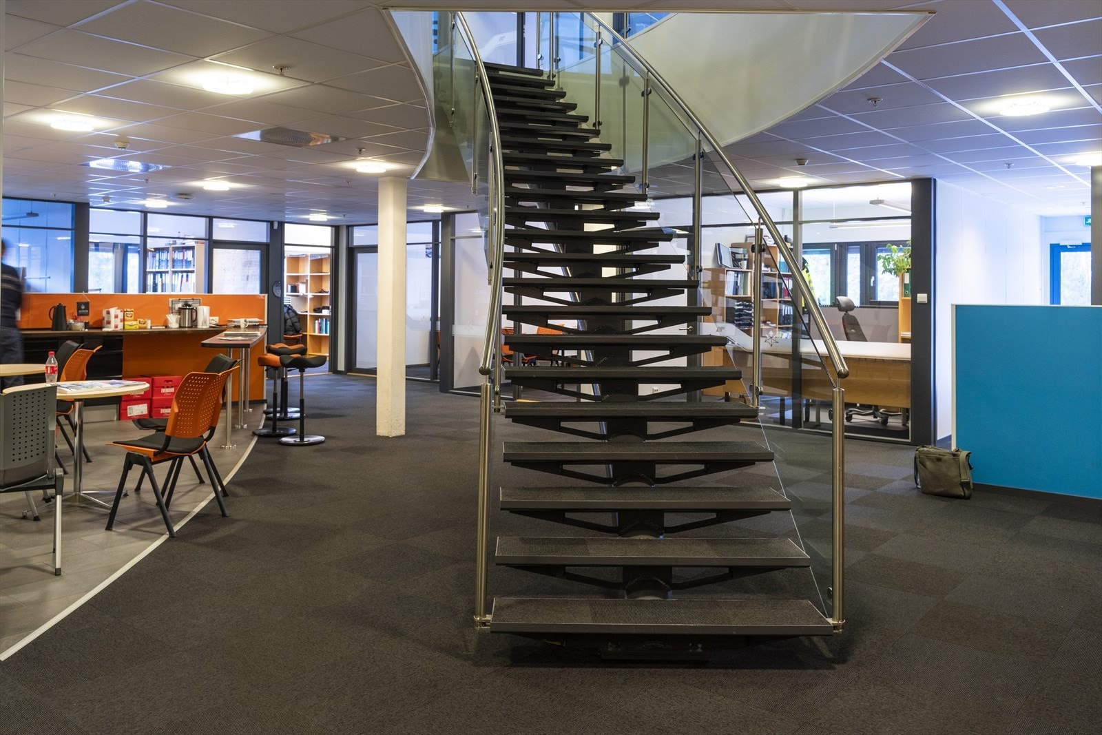 Moderne trapp i et lyst og åpent rom, perfekt for en dynamisk og kontorfellessakp. Galleribilde