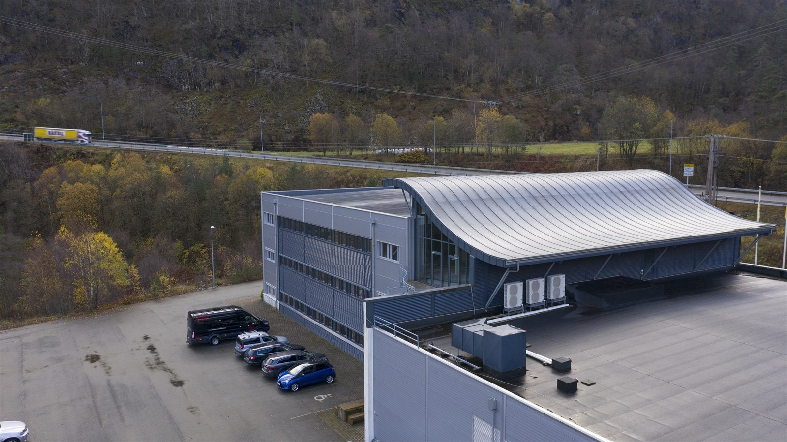 Moderne næringsbygg med sentral beliggenhet og god tilgang til parkering. Perfekt for bedrifter som ønsker synlighet og enkel adkomst. Galleribilde