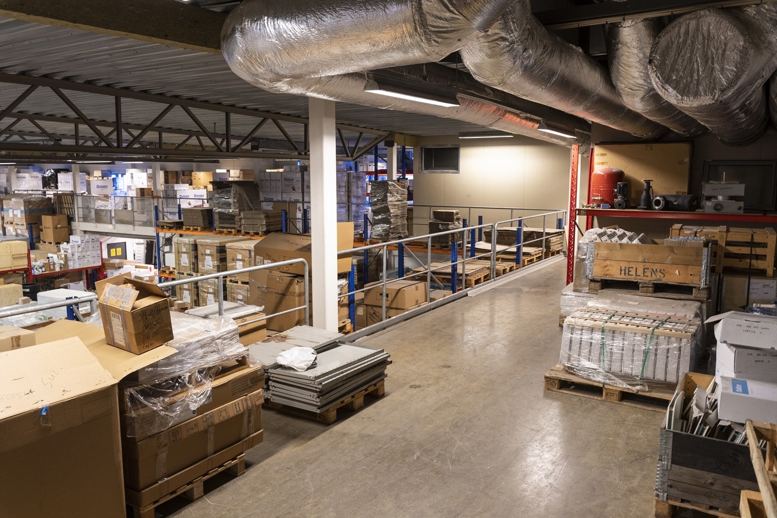 Romslig lagerlokale med god takhøyde og solid struktur, ideelt for oppbevaring av varer og logistikkvirksomhet. Galleribilde