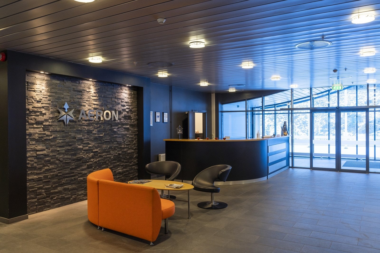 Moderne inngangsparti med stilren design, store vindusflater og god belysning, ideelt for profesjonelle miljøer og representasjon. Galleribilde