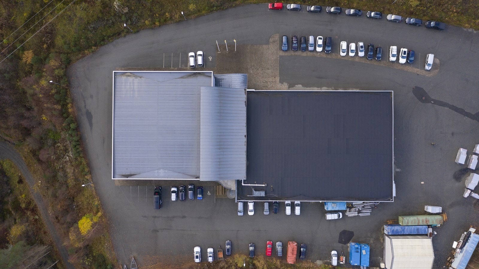 Attraktiv næringseiendom med romslig parkeringsplass, sentral beliggenhet og enkel adkomst. Perfekt for ulike virksomheter. Galleribilde