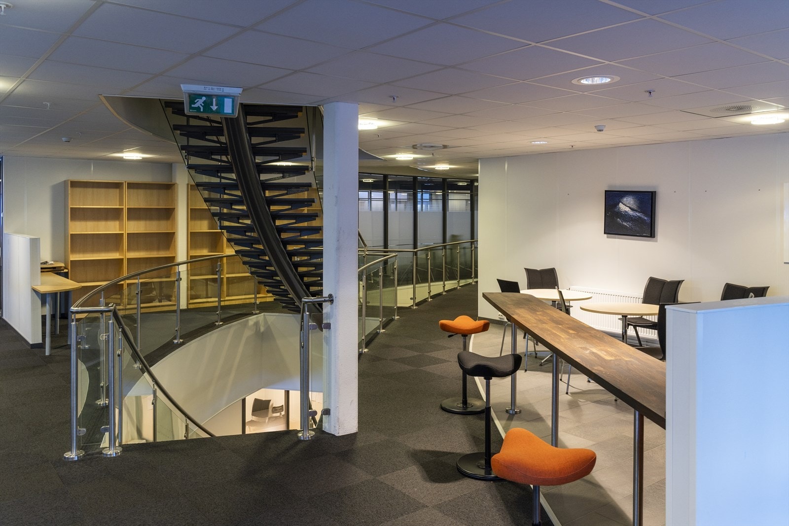 Moderne fellesområde med trappeadkomst og sitteplasser. Sosial sone. Galleribilde