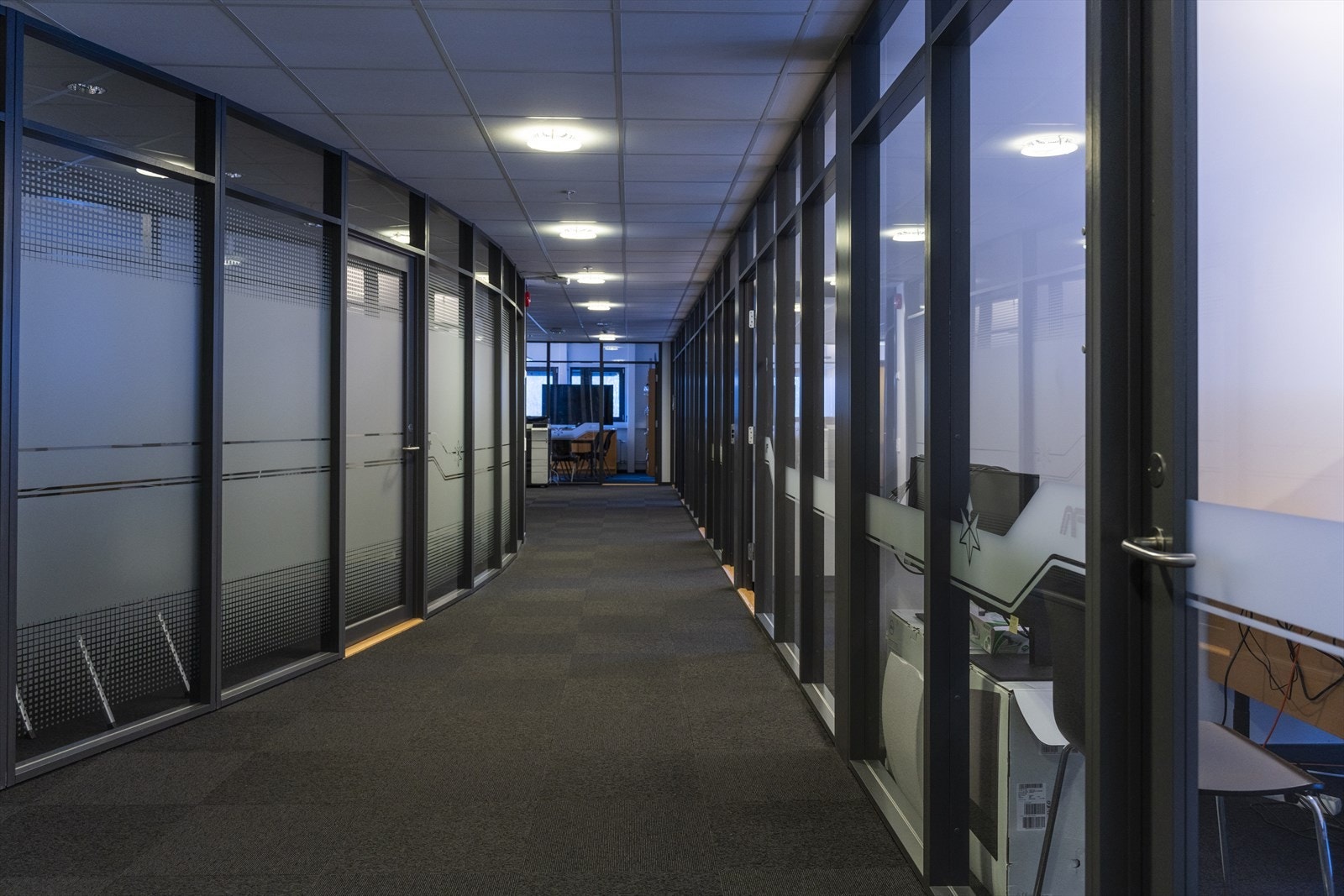 Moderne kontorlokaler med glassvegger og god lysinnslipp. Perfekt for en effektiv og produktiv arbeidsplass. Galleribilde