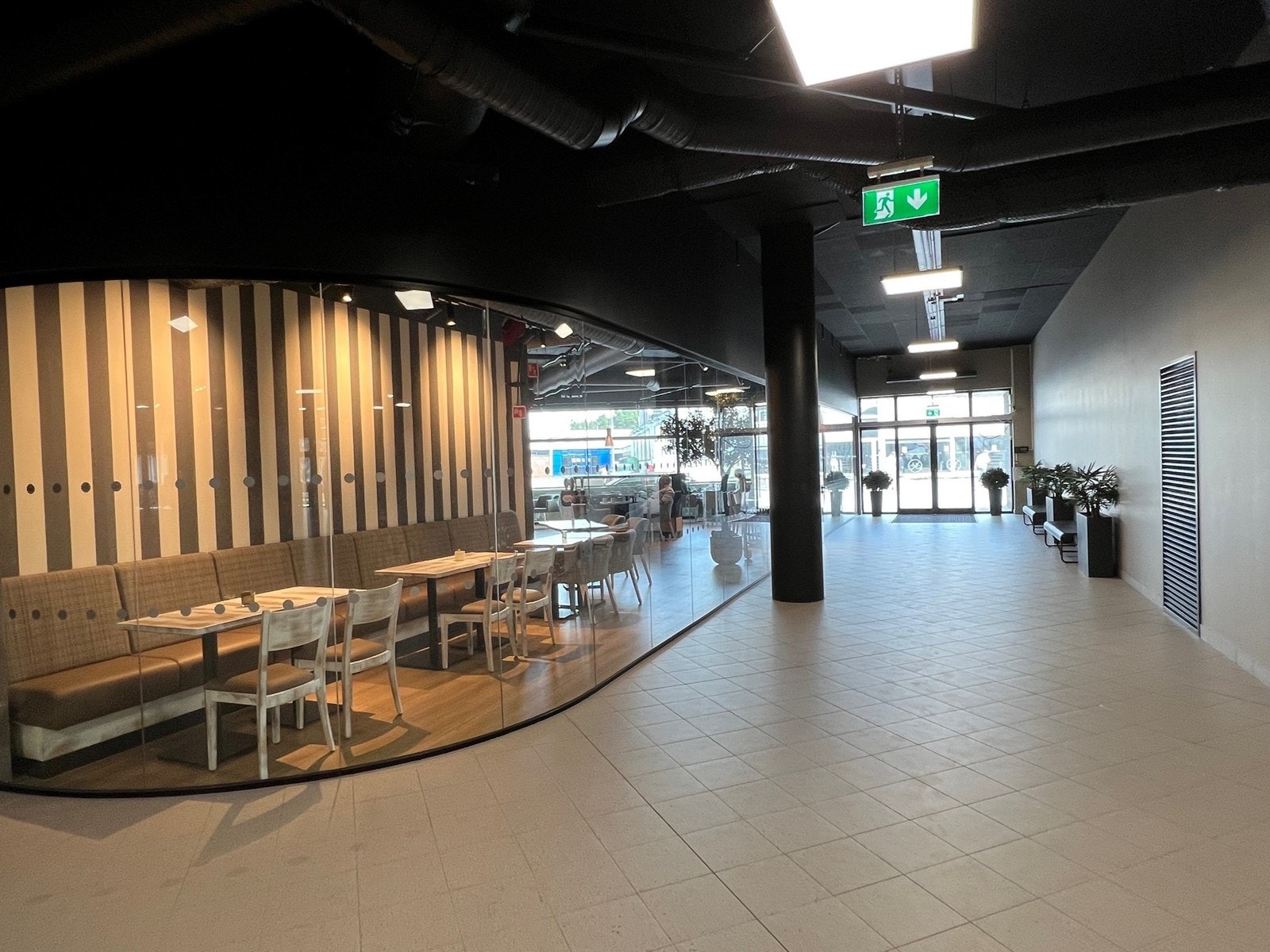 Edgars har fasade både mot innvendig fellesareal og ut mot Industrigata Galleribilde
