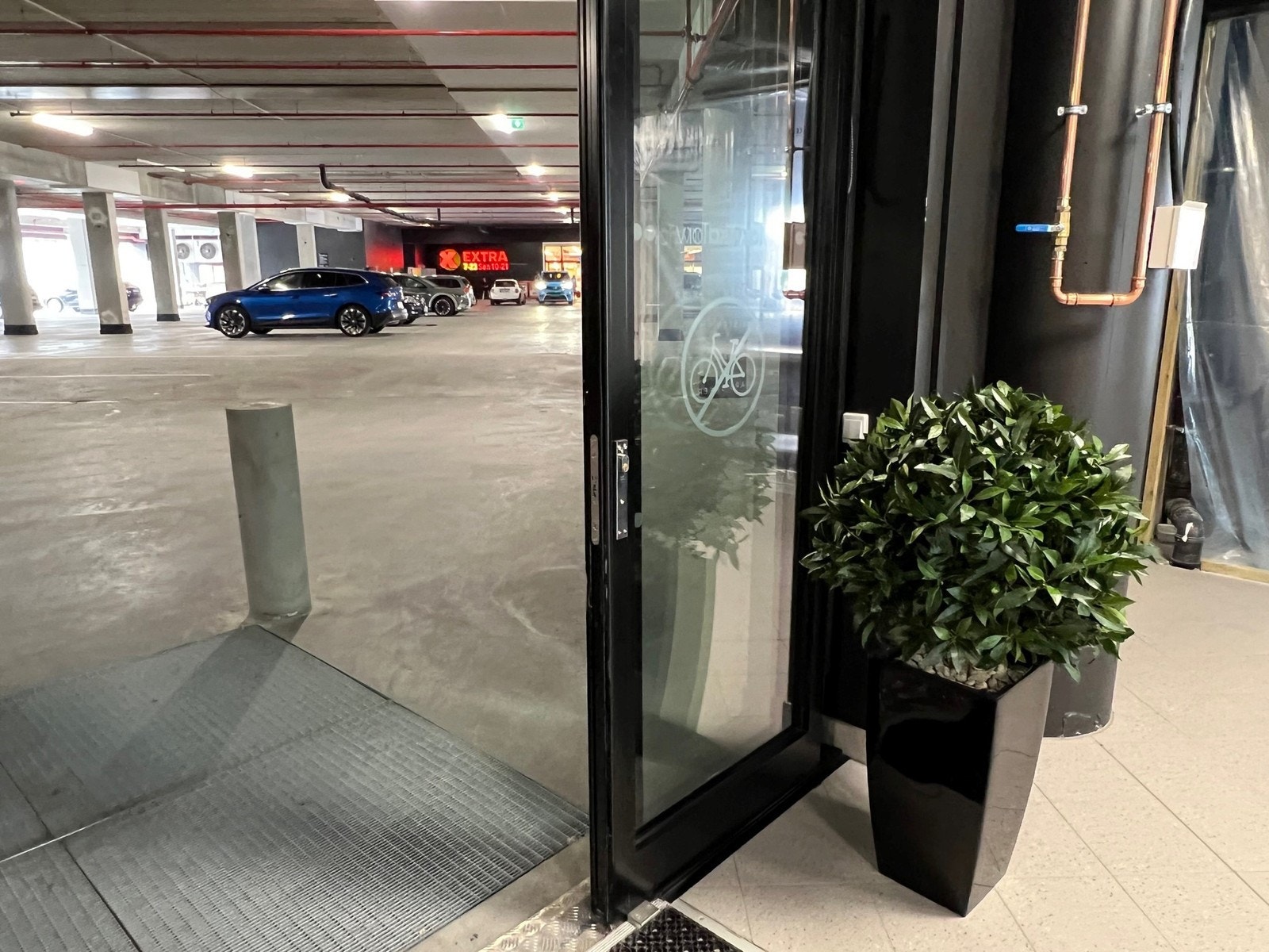 Kundene kan parkere under tak rett utenfor døra, 45 min gratis Galleribilde