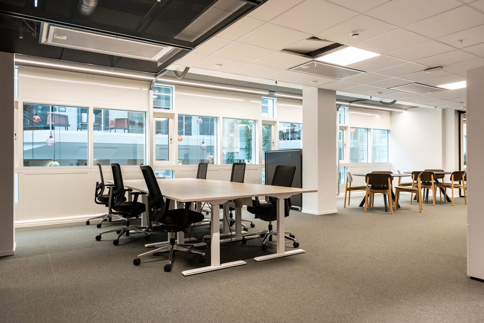 Eksempel på kontor med 6 arbeidsplasser og private møterom. Galleribilde