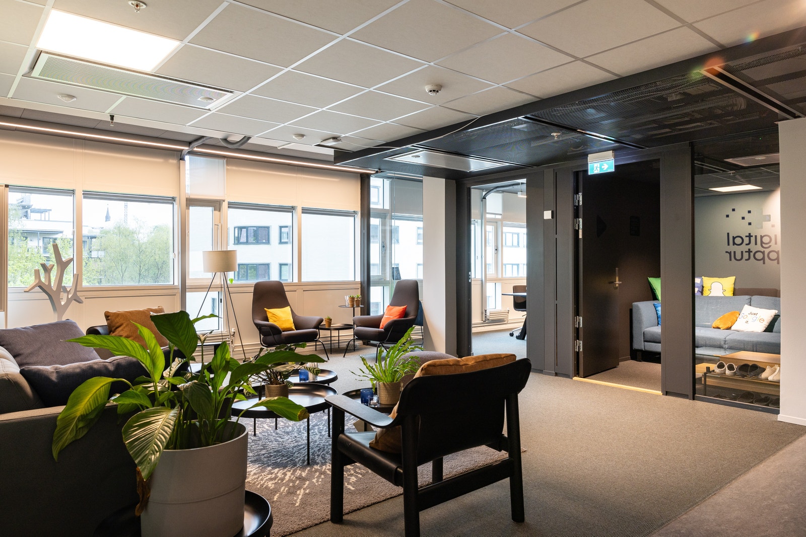 De største kontorene har egne møterom og loungeområder. Galleribilde