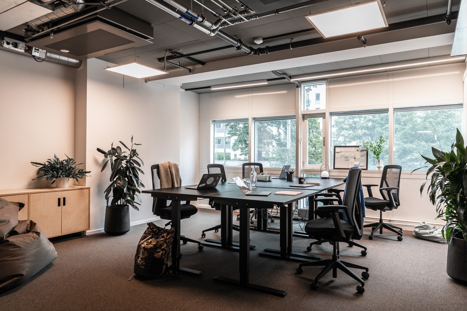 Eksempel på privat kontor med 6 arbeidsplasser. Galleribilde