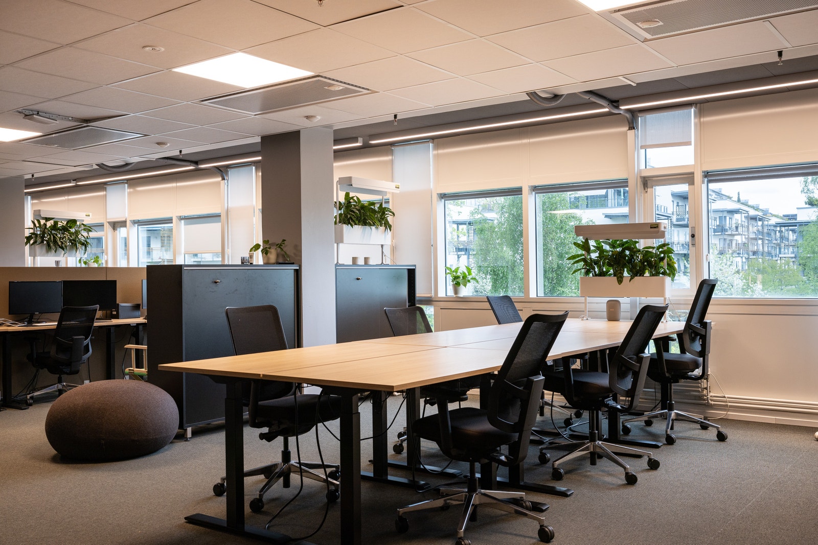 Kontorene er møblert med soner på 6 arbeidsplasser. Galleribilde