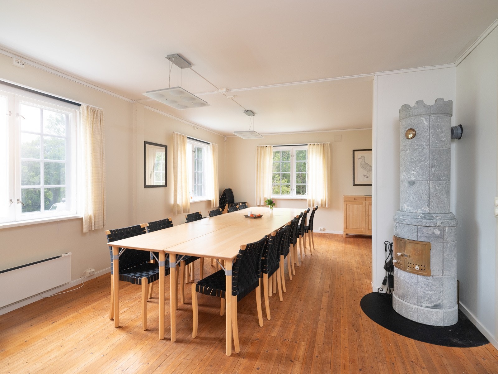 Det store møte- og spiserommet har plass til ca. 20 personer rundt bordet. Galleribilde