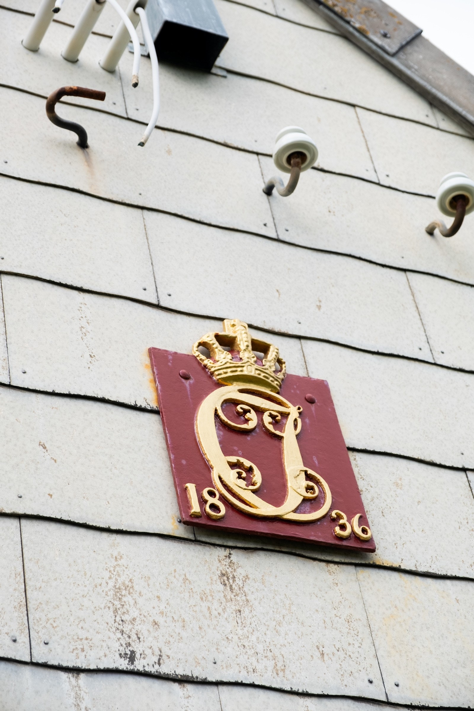 Inne i maskinhuset henger et bilde som viser hvordan den opprinnelige fyrbygningen så ut og på ytterveggen ble det montert et skilt med Kong Karl Johans monogram. Galleribilde