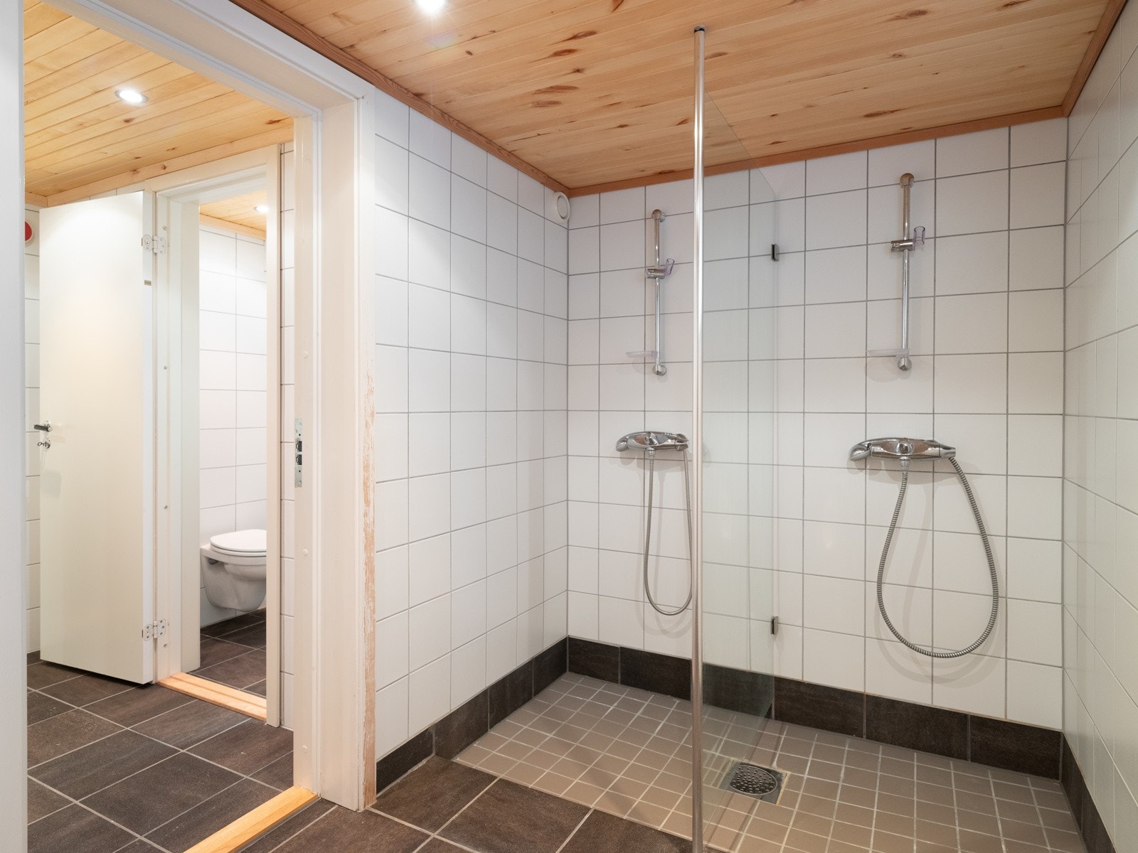 Fyrbetjentsboligen (tomannsboligen) har dusjanlegg i underetasje. Galleribilde