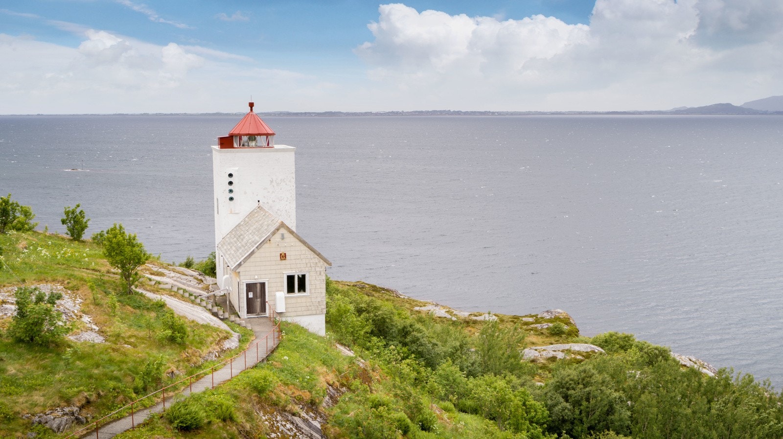 Dagens fyrbygning ble bygget inntil maskinhuset og fyret var operativt med en lyshøyde på 37,8 meter over høyvann, og kunne sees 16,9 nautiske mil utover havet. Galleribilde