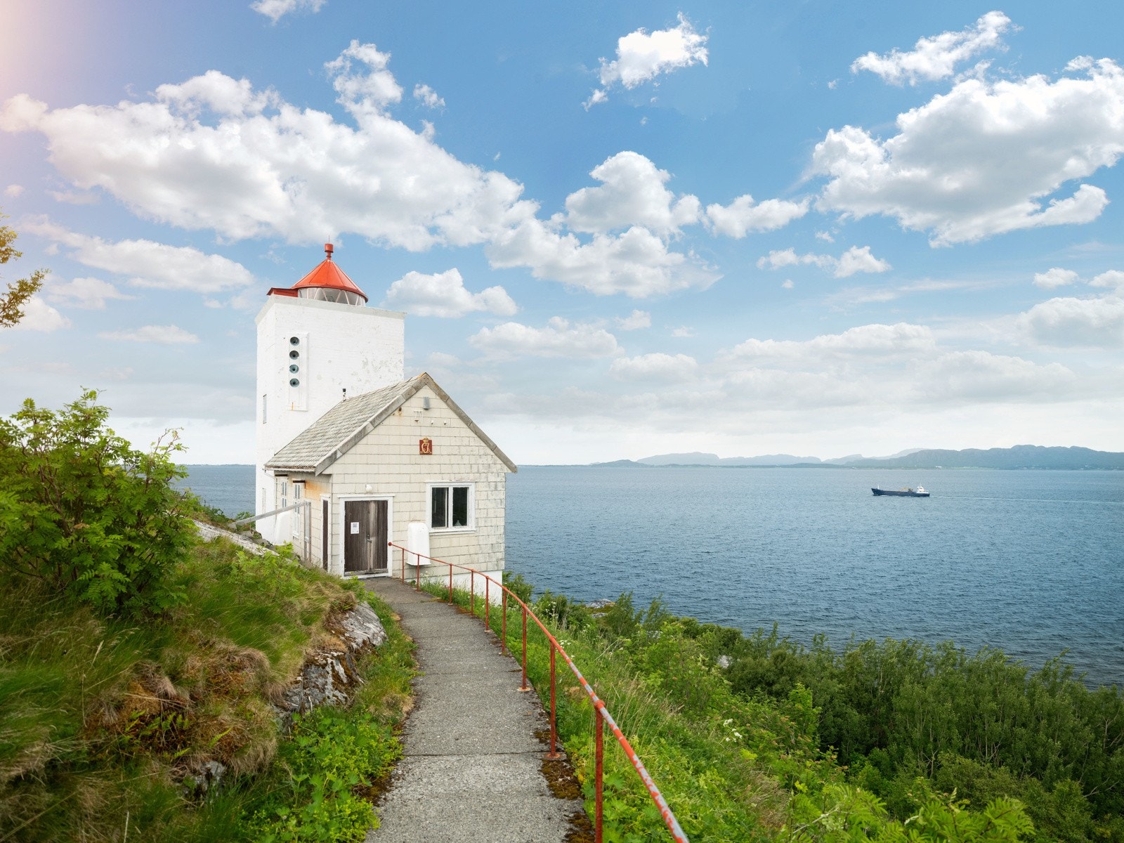 Opprettet i 1804, har fyret vært i drift i hele 180 år før det ble nedlagt i 1984. Agdenes Fyr er Trondheims eldste og et viktig symbol på den konstante innsatsen for å sikre sjøveisikkerheten langs norskekysten. Galleribilde