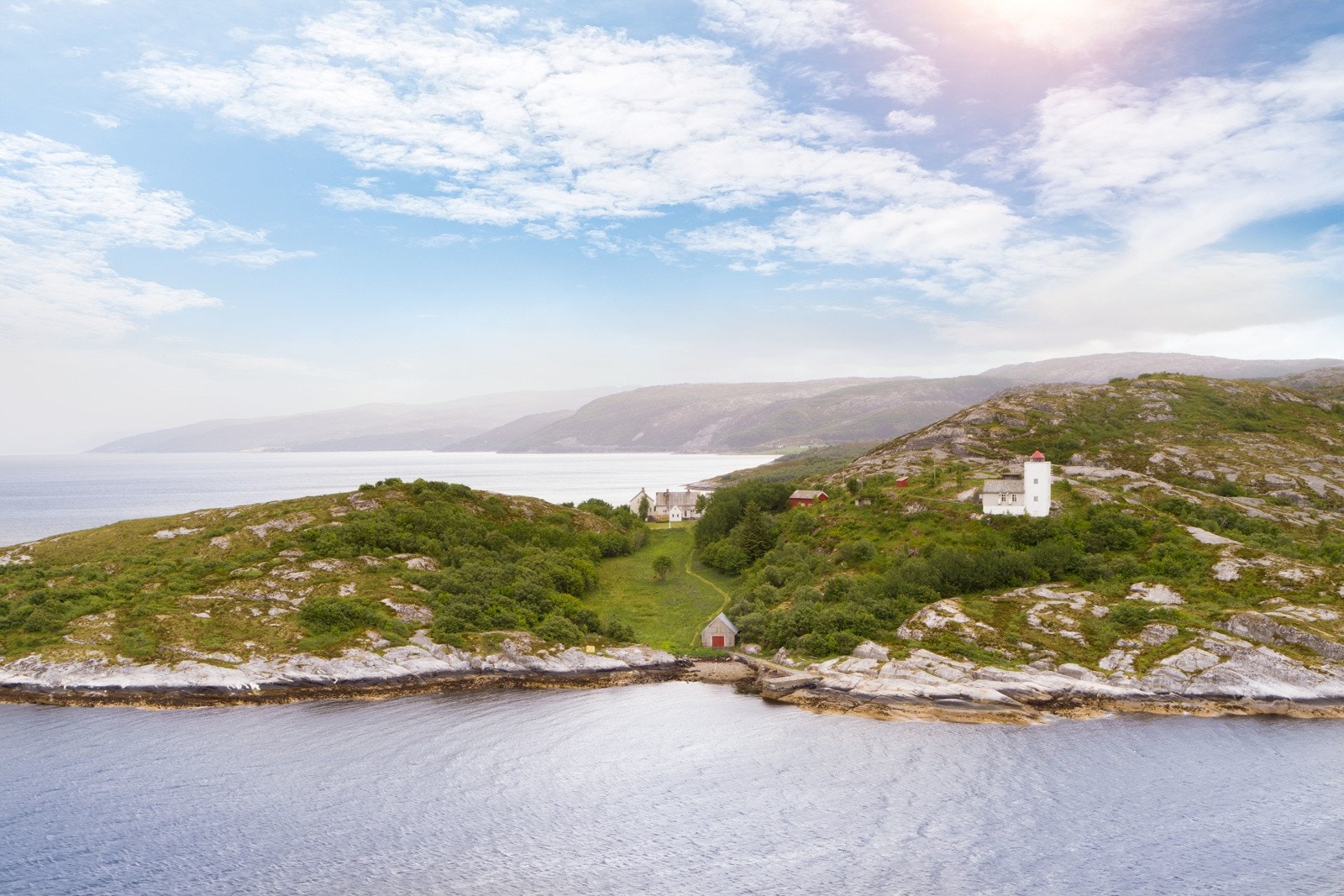 Denne idylliske eiendommen inneholder en fyrbetjentsbolig, fyr med maskinhus, sommerbetjentbolig, fyrmesterbolig, naust, fjøs og et uthus. 3 av bygningene har sovekapasitet med totalt 21 sengeplasser. Galleribilde