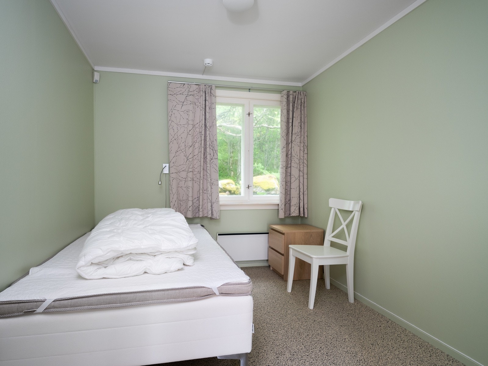 Behagelige soverom som følge av mye innlys fra vinduspostene. Galleribilde