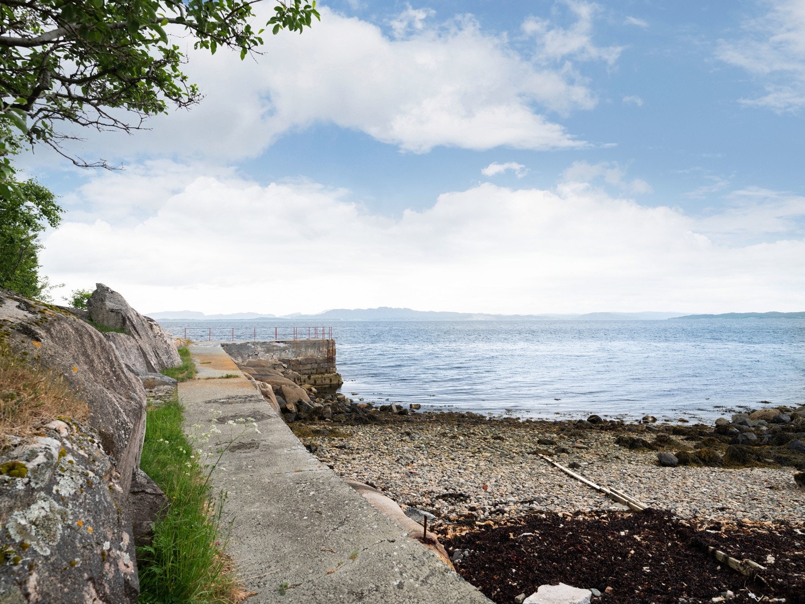 Et fredelig og rolig område, samtidig som man har tilgang til rekreasjonsmuligheter som båtliv, fiske og turer i naturen. Kaien og moloen ble bygget i 1923. Galleribilde