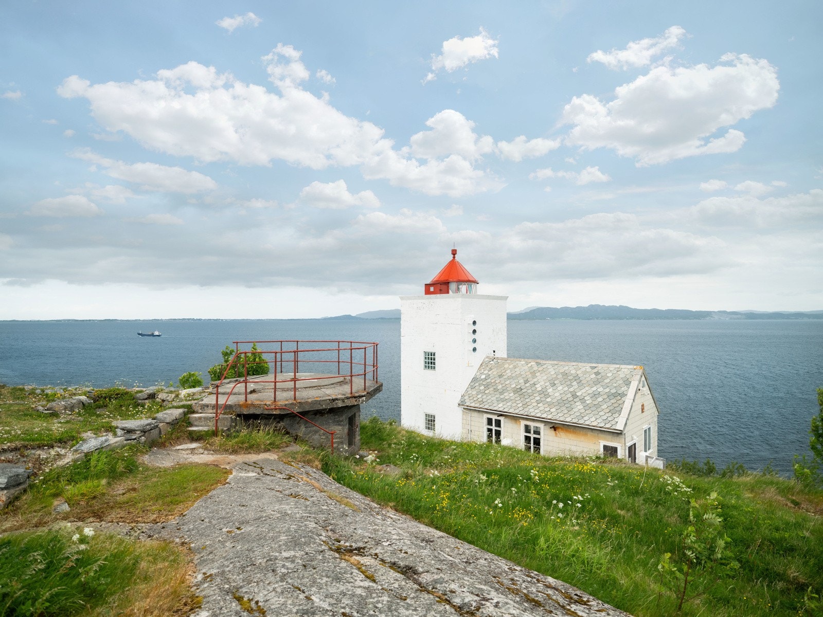 Den opprinnelige fyrbygningen ble først etablert i 1804 som et leifyr. Bygningen ble revet i 1956, men grunnmuren står fremdeles igjen etter dette fyret. Galleribilde