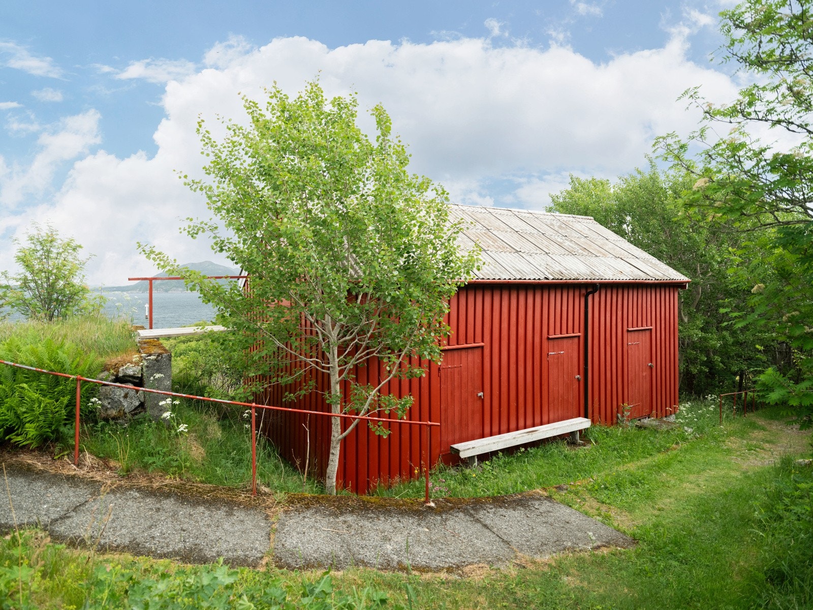 Ved å følge stien nedover ankommer du et uthus/bod med lagringsplass. Galleribilde