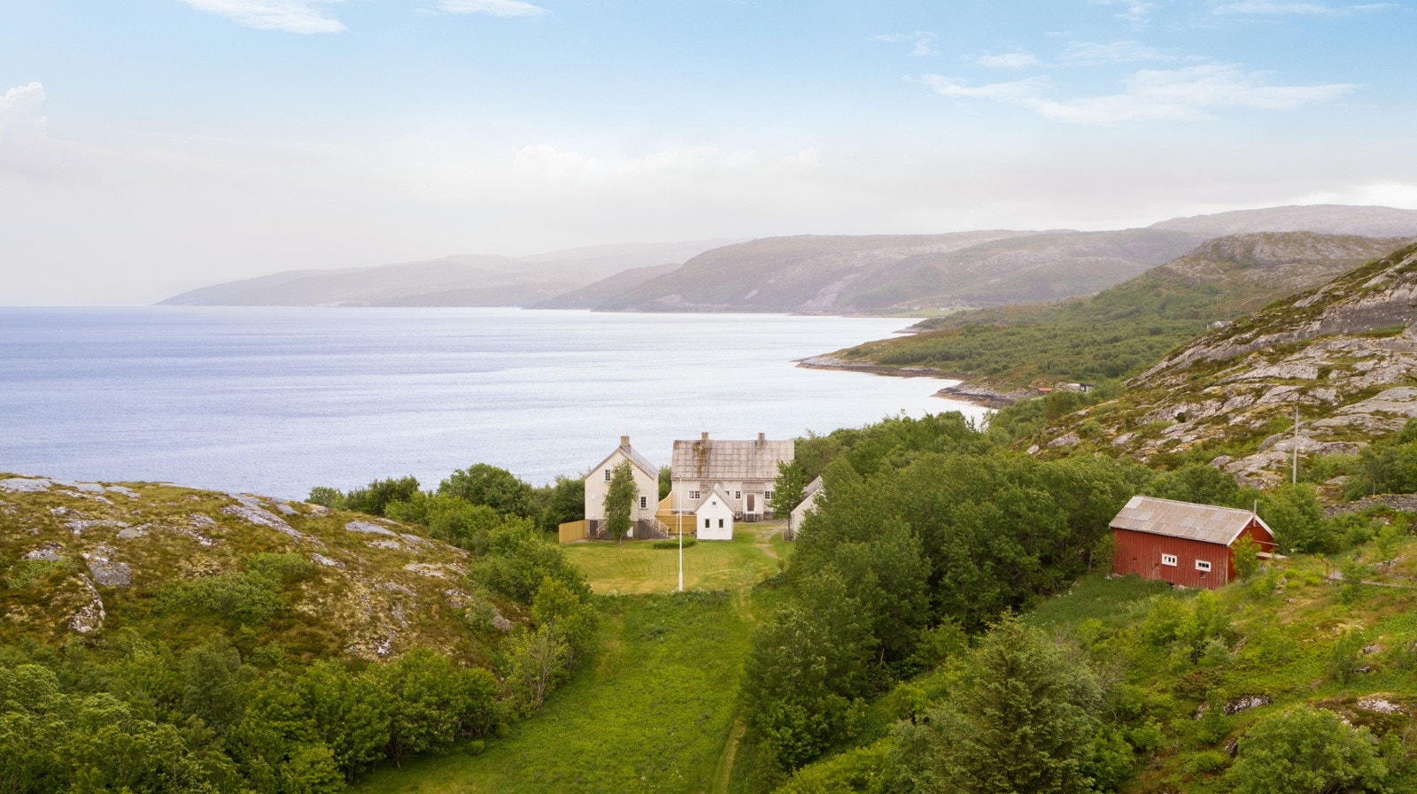 Med en solrik tomt på 83 mål, 7 bygninger, strandlinje og egen brygge, er det tilrettelagt for spesielle opplevelser. Galleribilde