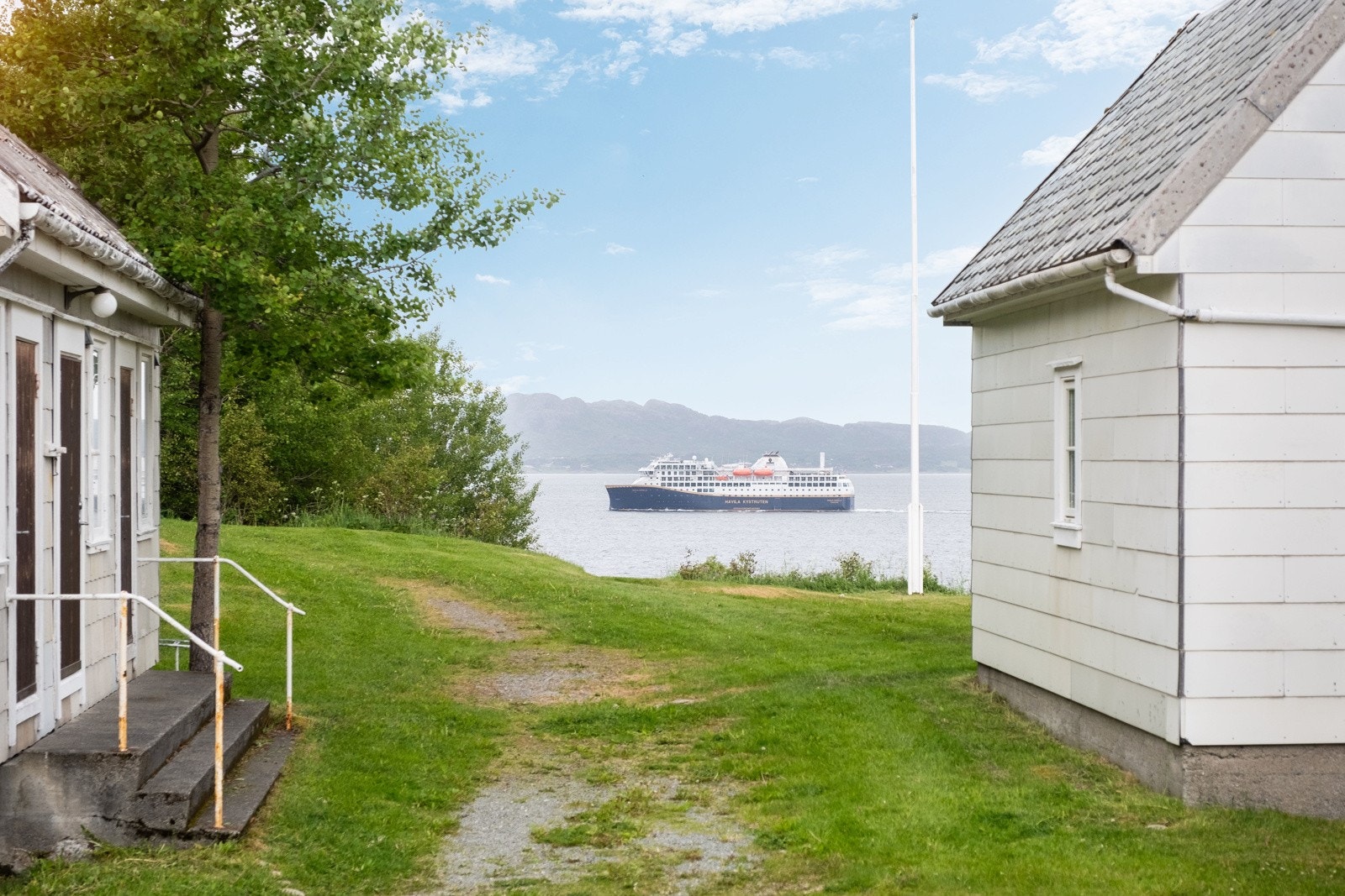 Her har man utsyn mot båter og cruiseskip som ferdes over Trondheimsleia. Galleribilde