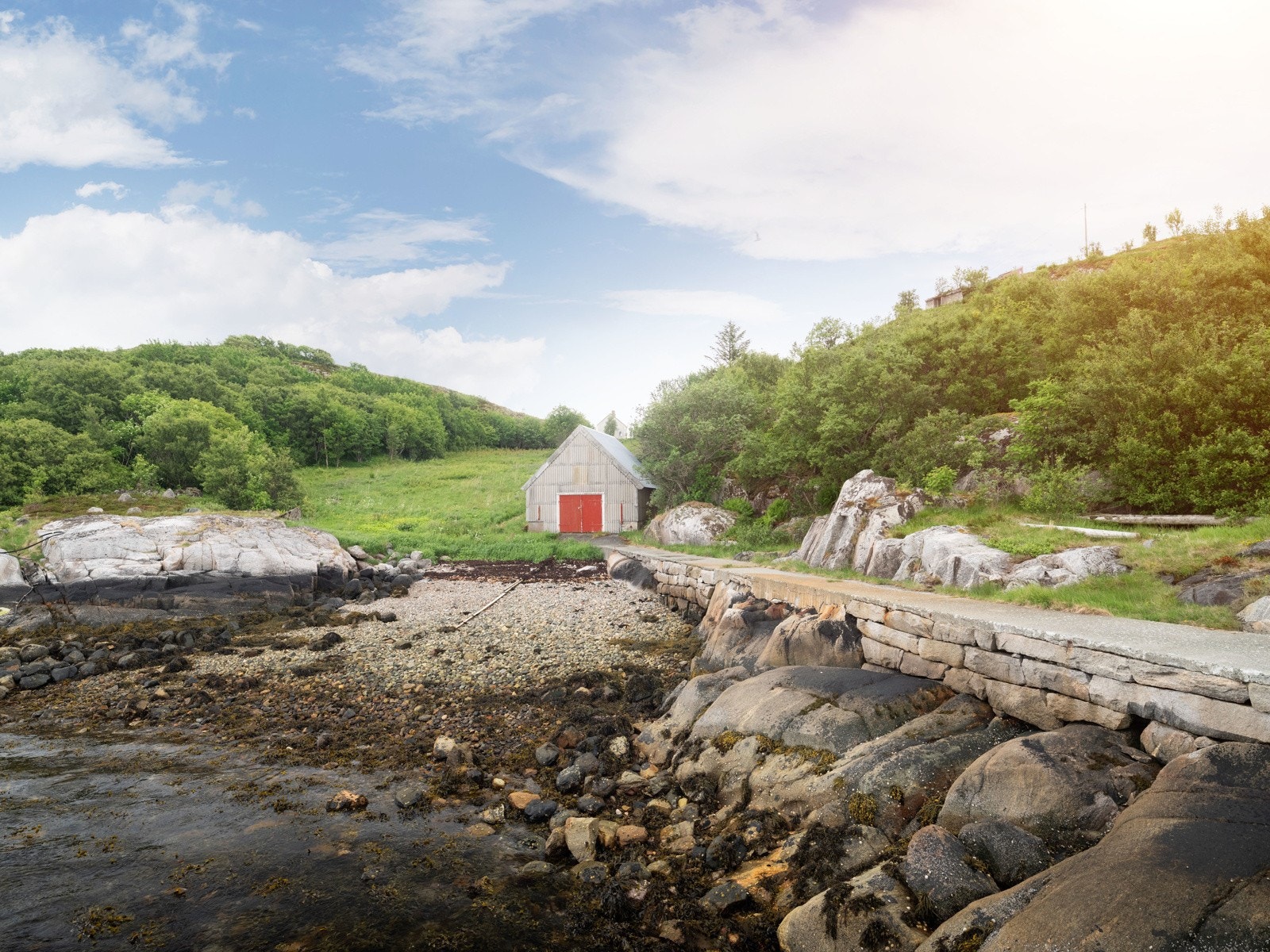 Egen brygge med naust gir muligheten til å utforske og nyte det maritime miljøet på en helt unik måte. Galleribilde