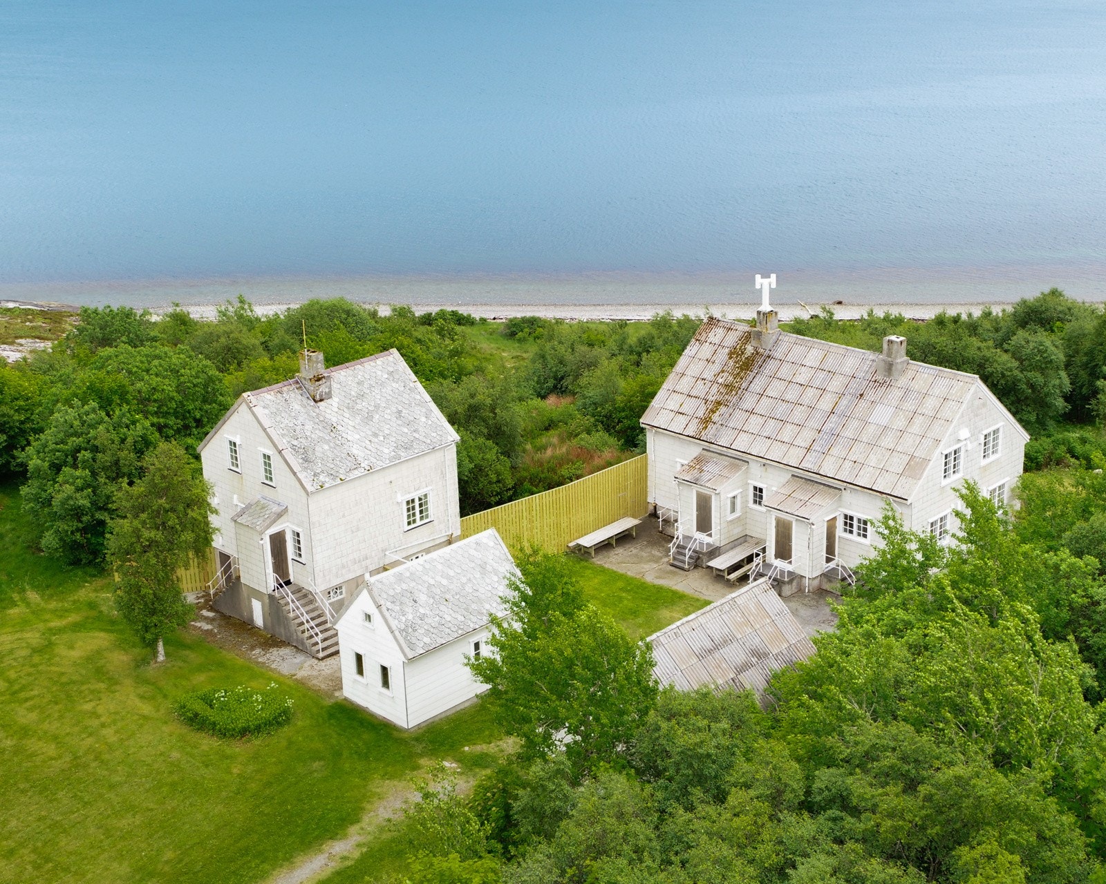 Nåværende fyrbygning, herunder maskinhus, fyrbetjentboligen (tomannsboligen) og sommerbetjentboligen ble oppsatt i perioden 1956-1958. Galleribilde