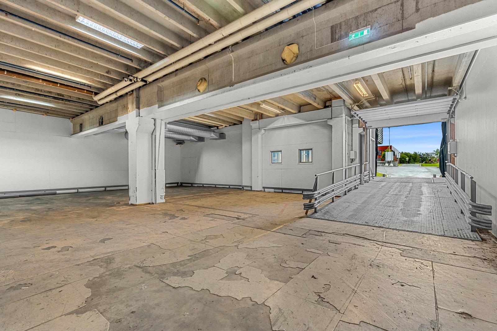 Areal omtalt i skissen "lavt lager" er markert i grønt i skissen og utgjør nesten 900 kvm. Tilgang via lastehus. Galleribilde