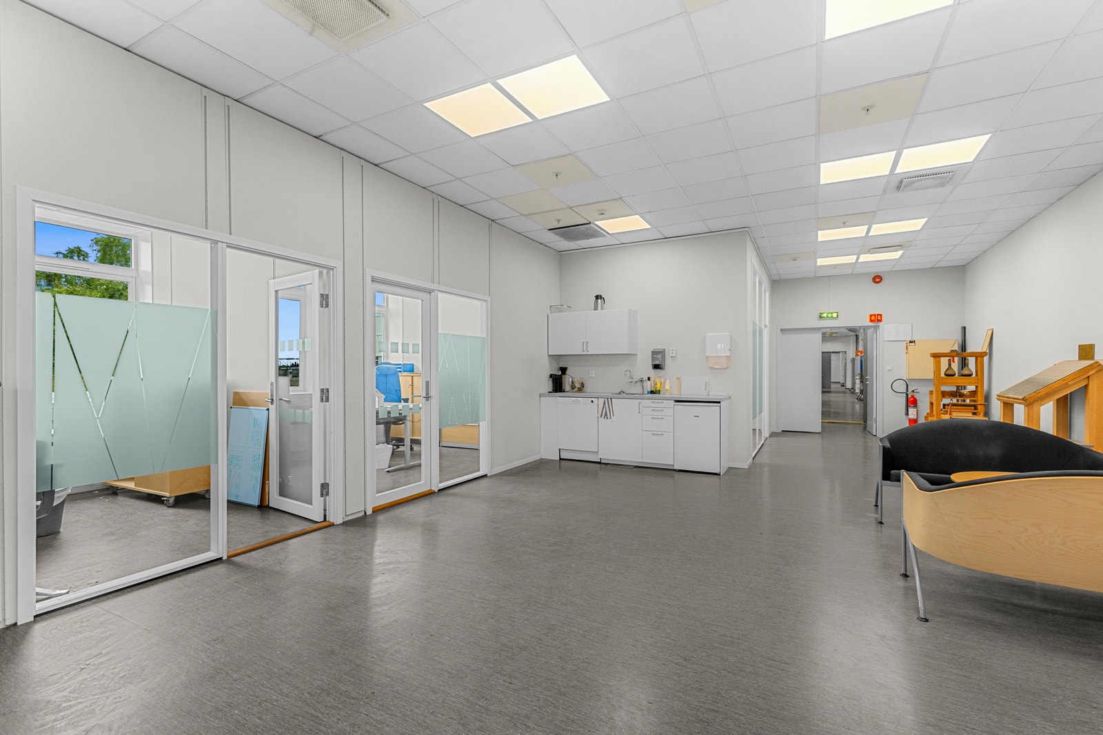 4-5 kontorceller i 2. etasje. I tillegg til de kontorfasiliteter som er avbildet, finnes det også noen kontorbrakker / lagerkontor i de andre lagerarealene. Galleribilde