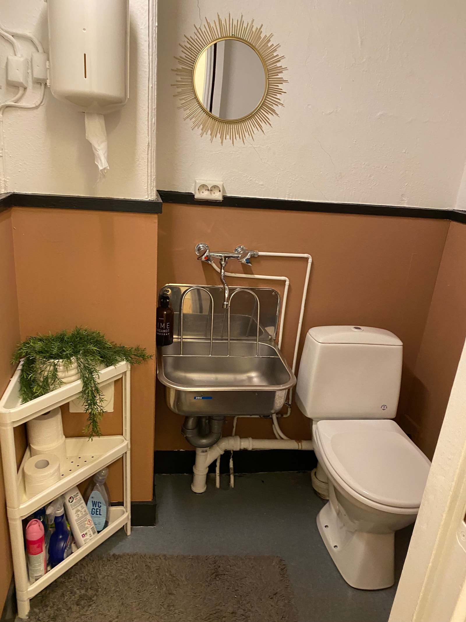 Toalett med utslagsvask Galleribilde