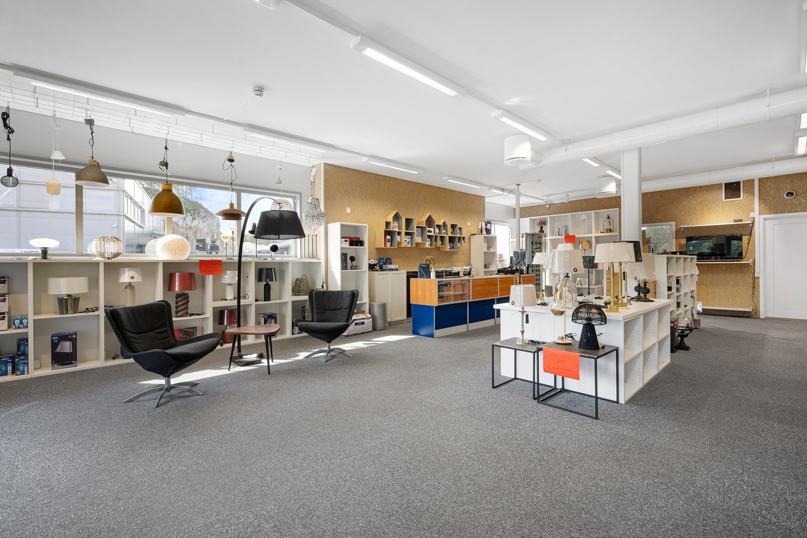 Dette er et stort næringsbygg med butikk, kontorer og lager. Galleribilde