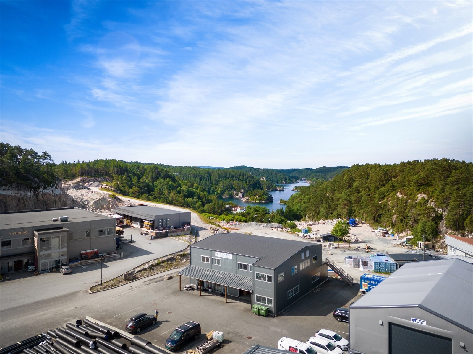 Her ligger man praktisk til mellom Storebø og Bekkjarvik på Austevoll. Galleribilde